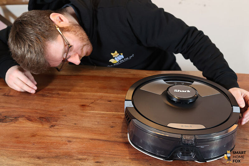 Das Design und die Verarbeitung eines Shark Staubsauger-Roboters wird betrachtet.